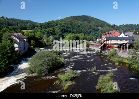 La rivière Dee vu de l'ancien pont de Llangollen, avec la station pour le train à vapeur de Llangollen Patrimoine canadien sur le droit Banque D'Images