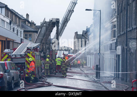 Les pompiers de moteurs & immeuble en feu, lutter contre le feu avec les jets d'eau de flexibles, visant à Burnt-out, noirci windows - Harrogate, Yorkshire, Angleterre, Royaume-Uni. Banque D'Images