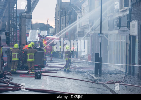 Les pompiers de moteurs & immeuble en feu, lutter contre le feu avec les jets d'eau de flexibles, visant à Burnt-out, noirci windows - Harrogate, Yorkshire, Angleterre, Royaume-Uni. Banque D'Images