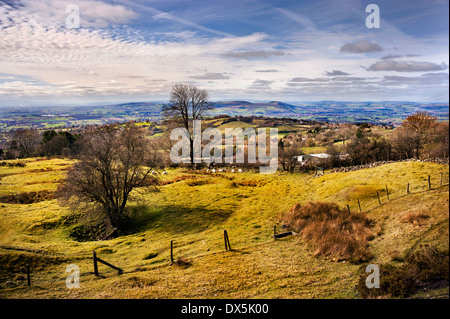 Vue depuis le village de Shropshire Clee Hill sur le Shropshire hills, avec la ville de Ludlow dans la distance Banque D'Images