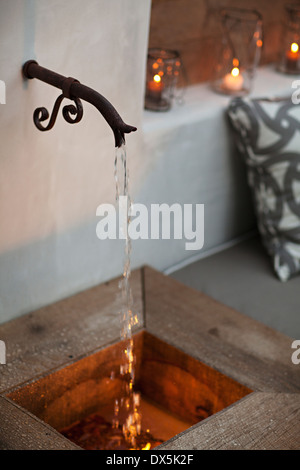 Fontaine d'eau fer on patio Banque D'Images