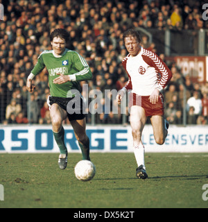 Football, Bundesliga, 1975/1976, Georg Melches Stadium, Rot Weiss Essen contre Hambourg SV 1:1, scène du match, Peter Nogly (HSV) gauche et Horst Hrubesch (RWE) Banque D'Images