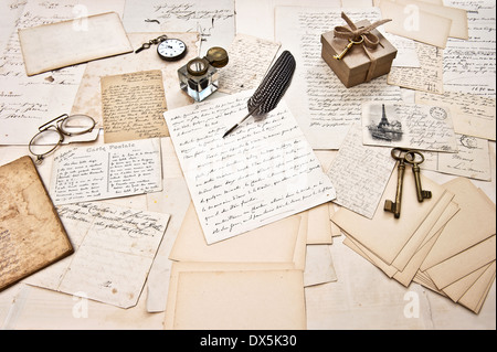 Accessoires anciens, vieilles lettres, livre journal et stylo encre vintage sentimental nostalgique. scrapbook paper background Banque D'Images