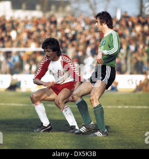 Football, Bundesliga, 1975/1976, Georg Melches Stadium, Rot Weiss Essen contre Hambourg SV 1:1, scène du match, Gerd Woermer (RWE) gauche et Willi Reimann (VHS) Banque D'Images