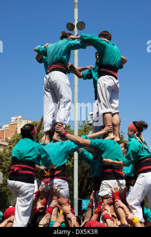 Castellers de Sagrada Familia formant un château humain pendant la Sagrada Familia Festival le 21 avril 2013 à Barcelone. Banque D'Images