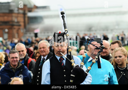 Pipe band concourant à une compétition de championnats du monde de pipe band. Les bandes sont faites de cornemuses et de batteurs et portent des kilts. Banque D'Images