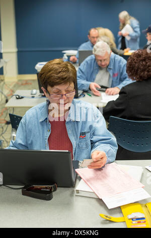 Harper Woods, Michigan USA - Bénévoles de l'AARP préparer les rapports d'impôt pour les familles à faible revenu et à des personnes âgées. Le service gratuit est à but non lucratif parrainé par la Fondation de l'AARP. Crédit : Jim West/Alamy Live News Banque D'Images