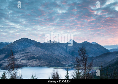 Loch Duich & Cinq Soeurs de Kintail dans les highlands écossais. Banque D'Images