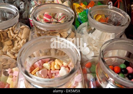 Traditionnel à l'ancienne sweet shop, au Musée du Zuiderzee à Enkhuizen, Hollande du Nord, aux Pays-Bas. Banque D'Images