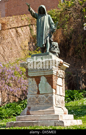 Statue de Cola di Rienzo et basilique Santa Maria in Aracoeli sur colline du Capitole, Rome, Italie Banque D'Images