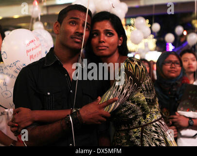 Petaling Jaya, Malaisie. 18 Mar, 2014. Les participants réagissent au cours d'une prière spéciale pour les passagers des disparus du vol MH370 de Malaysia Airlines. Une coalition de 26 pays, dont la Thaïlande, sont à la recherche de vol 370 de Malaysia Airlines, qui a disparu le 8 mars avec 239 personnes à bord sur un vol de nuit de Kuala Lumpur à Pékin. © ZUMAPRESS.com/Alamy Sellehuddin Kamal/Live News Banque D'Images