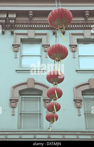 Chinatown Chinese lanterns hanging entre les bâtiments, San Francisco, California, United States, image, low angle view Banque D'Images