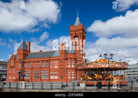 CARDIFF-JUILLET 16,2010:Cardiff Bay development et Pier Head et construction de foire traditionnelle vintage carrousel. Banque D'Images