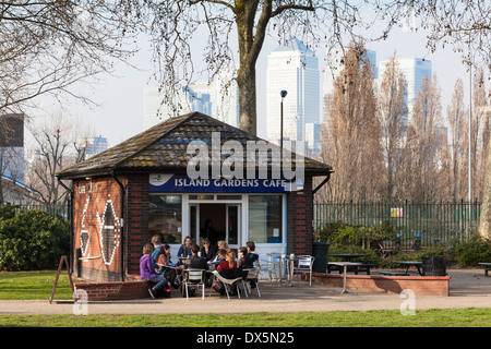 Les jardins de l'île de café avec Canary Wharf dans le contexte, Isle of Dogs, Londres Banque D'Images