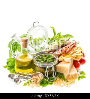 Sauce au pesto vert et ingrédients pour la préparation sur fond blanc. Banque D'Images