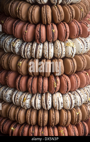 Un affichage des macarons variés (France). Concept de sucre. Présentation de macarons variés (France). Banque D'Images