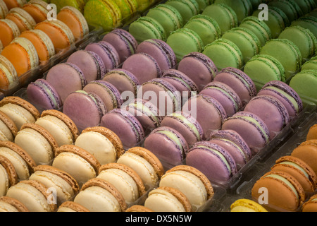 Un affichage des macarons variés (France). Concept de sucre. Présentation de macarons variés (France). Banque D'Images