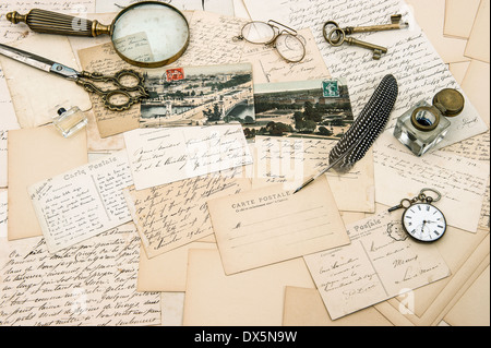Accessoires anciens, vieilles lettres et cartes postales, un stylo à encre vintage background sentimental nostalgique.. ephemera Banque D'Images