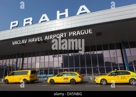 Taxi jaune de l'aéroport de Prague à l'extérieur du terminal 1, taxi jaune de l'aéroport de Prague République tchèque Banque D'Images