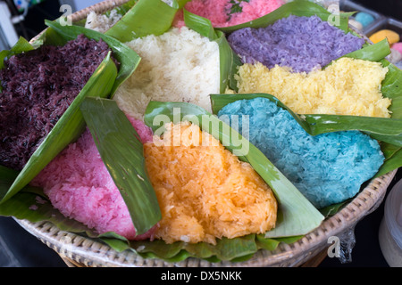 Le riz gluant coloré en vente au marché de Chatuchak à Bangkok Banque D'Images