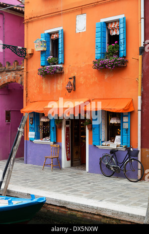 Une île Burano connue pour des maisons multicolores et des bateaux sur le canal. Site du patrimoine mondial de l'Unesco au nord de Venise, Italie. Banque D'Images