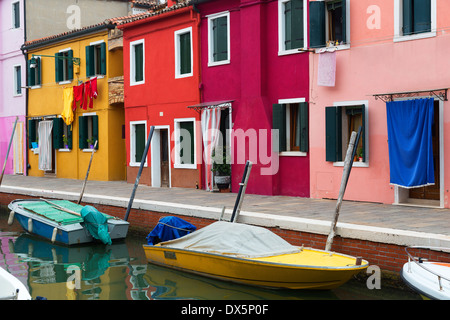 Une île Burano connue pour des maisons multicolores et des bateaux sur le canal. Site du patrimoine mondial de l'Unesco au nord de Venise, Italie. Banque D'Images