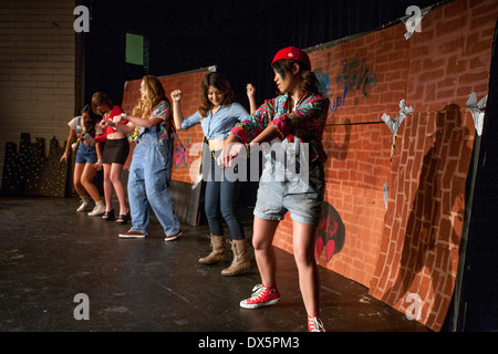 High School girls multiraciale la danse à un défilé de mode comme ils modélisent self-made clothing à Mission Viejo, CA Banque D'Images