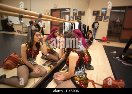 Reflétée dans un miroir, les danseurs en costume d'au lycée maquiller avant de procéder à un talent show à San Juan Capistrano, CA. Remarque les cheveux magenta. Banque D'Images
