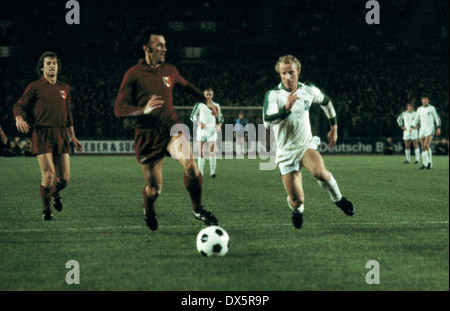 Football, Coupe des clubs champions européens, Champions League, 1976/1977, 16 ans, dernier retour, Borussia Moenchengladbach Rheinstadion Duesseldorf, contre Torino FC 0:0, scène du match, Vittorio Caporale (Turin) 2.f.l. et Berti Vogts (MG) Banque D'Images