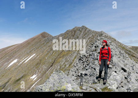 Une dame hillwalker sur le Carn Mor Dearg (CMD) arete route du Ben Nevis dans les Highlands écossais Banque D'Images