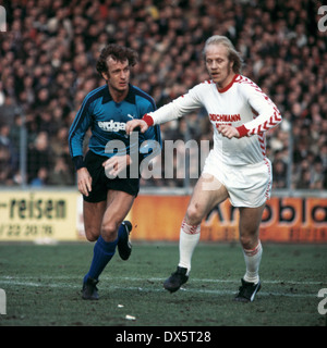 Football, Bundesliga, 1976/1977, Georg Melches Stadium, Rot Weiss Essen contre Borussia Moenchengladbach 1:0, scène du match, Rainer Bonhof (MG) à gauche et Guenter Fuerhoff (RWE) Banque D'Images