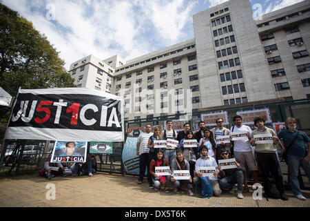 Buenos Aires, Argentine. 18 Mar, 2014. Les jeunes posent maintenant à l'extérieur de l'entrée principale des bannières des cours fédérales du Retiro, où le jugement oral commence pour l'accident de chemin de fer a eu lieu le 22 février 2012, à Buenos Aires, capitale de l'Argentine, le 18 mars 2014. Dans le cas d'une enquête sont les crimes de déraillement accidentel, aggravée par la mort, et à la fraude, au détriment de 51 victimes fatales et blesse 789. © Martin Zabala/Xinhua/Alamy Live News Banque D'Images