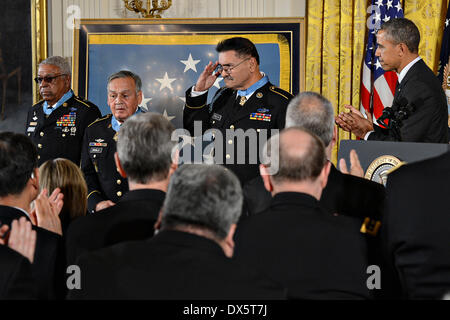 Le président américain Barack Obama salue le dernier vivant récipiendaires de la médaille d'honneur lors d'une cérémonie à la Maison Blanche le 18 mars 2014 à Washington D.C. de gauche sont Sgt. First Class Melvin Morris, Master Sgt. Jose Rodela et le Sgt. Santiago J. Erevia. Banque D'Images