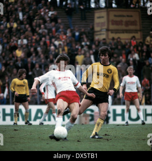 Football, Bundesliga, 1976/1977, Georg Melches Stadium, Rot Weiss Essen contre Borussia Dortmund 1:5, scène du match, Gerd Woermer (RWE) gauche et Herbert Meyer (BVB) Banque D'Images
