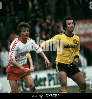 Football, Bundesliga, 1976/1977, Georg Melches Stadium, Rot Weiss Essen contre Borussia Dortmund 1:5, scène du match, Gerd Woermer (RWE) gauche et Erwin Kostedde (BVB) Banque D'Images
