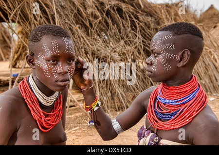 Karo filles avec la peinture pour le visage en Kolcho sur la rivière Omo, en Ethiopie Banque D'Images