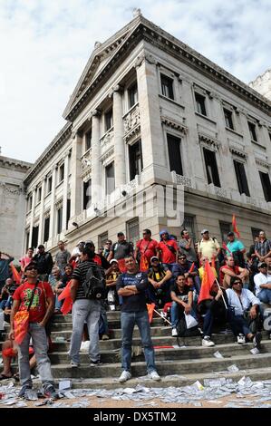 Montevideo, Uruguay. 18 Mar, 2014. Les travailleurs de la seule Union Nationale des Construction et Annexes (SUNCA, pour son sigle en espagnol), participer au cours d'une manifestation pour réclamer le vote du projet de loi de responsabilité pénale des sociétés, à l'extérieur du Parlement lors d'une séance au Sénat, à Montevideo, capitale de l'Uruguay, le 18 mars 2014. La responsabilité pénale des sociétés droit pourrait punir avec 3 à 24 mois de prison aux employés qu'aucune adoption de mesures de sécurité. Crédit : Nicolas Celaya/Xinhua/Alamy Live News Banque D'Images