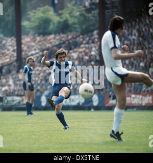 Football, 2. Bundesliga Nord, 2. Bundesliga 1976/1977 relégation, poursuivi, match de Bundesliga 1977/1978, première étape, Alm Stadium, Arminia Bielefeld contre TSV 1860 Munich 4:0, scène du match, tir au but par Roland Peitsch (Arminia) Banque D'Images