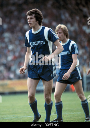 Football, 2. Bundesliga Nord, 2. Bundesliga 1976/1977 relégation, poursuivi, match de Bundesliga 1977/1978, première étape, Alm Stadium, Arminia Bielefeld contre TSV 1860 Munich 4:0, scène du match, Harry Ehrhart (Arminia) de l'avant et Wolfgang Schilling (Arminia) Banque D'Images