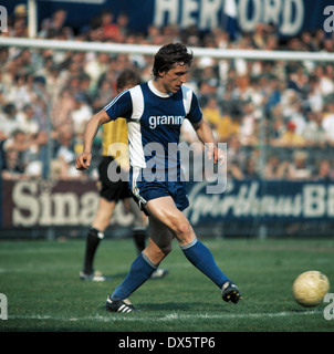 Football, 2. Bundesliga Nord, 2. Bundesliga 1976/1977 relégation, poursuivi, match de Bundesliga 1977/1978, première étape, Alm Stadium, Arminia Bielefeld contre TSV 1860 Munich 4:0, scène du match, Roland Peitsch (Arminia) en possession de la balle Banque D'Images