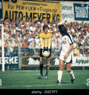 Football, 2. Bundesliga Nord, 2. Bundesliga 1976/1977 relégation, poursuivi, match de Bundesliga 1977/1978, première étape, Alm Stadium, Arminia Bielefeld contre TSV 1860 Munich 4:0, scène du match, coup de pied de but de keeper Uli Stein (Arminia) Banque D'Images