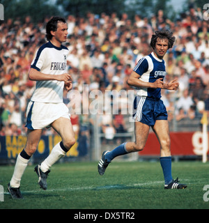 Football, 2. Bundesliga Nord, 2. Bundesliga 1976/1977 relégation, poursuivi, match de Bundesliga 1977/1978, première étape, Alm Stadium, Arminia Bielefeld contre TSV 1860 Munich 4:0, scène du match, Hans Haunstein (1860) à gauche et Wolfgang Berg (Arminia) Banque D'Images