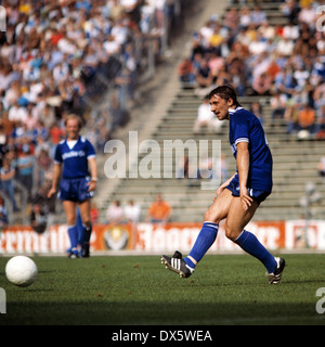 Football, Bundesliga, 1977/1978, Parkstadion, FC Schalke 04 contre le VfB Stuttgart 3:1, scène du match, Bernd Thiele (S04) en passant Banque D'Images