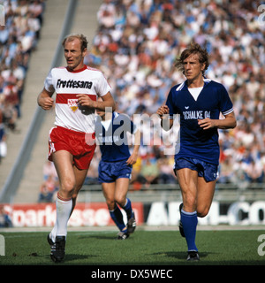 Football, Bundesliga, 1977/1978, Parkstadion, FC Schalke 04 contre le VfB Stuttgart 3:1, scène du match, Erwin Hadewicz (VfB) gauche et Herbert Luetkebohmert (S04) Banque D'Images