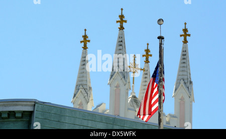 Us flag et piliers de sts. Pierre et Paul dans l'église San Francisco Banque D'Images