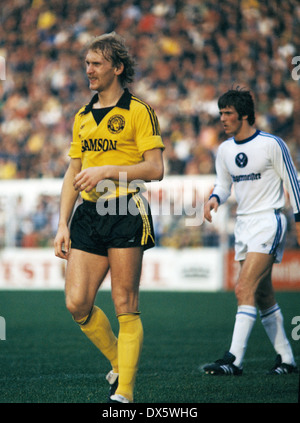 Football, Bundesliga, 1977/1978, Westfalen Stadium, le Borussia Dortmund contre l'Eintracht Brunswick 2:0, scène du match, Hans-Joachim Wagner (BVB) gauche et Matthias Bruns (Eintracht) Banque D'Images