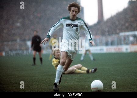 Football, Bundesliga, 1977/1978, Westfalen Stadium, contre Borussia Dortmund Borussia Moenchengladbach 3:3, scène du match, Horst Wohlers (MG) en possession de la balle Banque D'Images