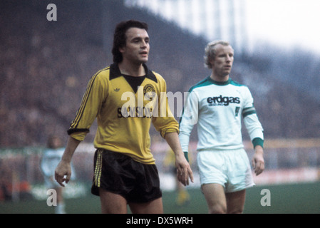 Football, Bundesliga, 1977/1978, Westfalen Stadium, contre Borussia Dortmund Borussia Moenchengladbach 3:3, scène du match, Wolfgang Frank (BVB) gauche et Berti Vogts (MG) Banque D'Images