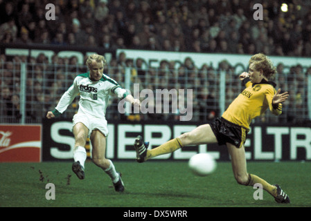 Football, Bundesliga, 1977/1978, Westfalen Stadium, contre Borussia Dortmund Borussia Moenchengladbach 3:3, scène du match, Berti Vogts (MG) en passant, droite Manfred Burgsmueller (BVB) Banque D'Images