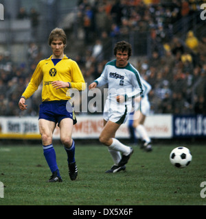 Football, Bundesliga, 1977/1978, le stade am Boekelberg, Borussia Moenchengladbach contre l'Eintracht Brunswick 3:1, scène du match, Wolfgang Grobe (gauche) et l'Eintracht Jupp Heynckes (MG) Banque D'Images